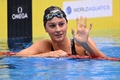 第20回世界水泳選手権、競泳女子400メートル個人メドレー決勝。優勝を喜ぶカナダのサマー・マッキントッシュ（2023年7月30日撮影）。(c)MANAN VATSYAYANA/ AFP