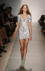 米・ニューヨーク市内で発表されたエルベ・レジェ バイ マックスアズリア（Herve Leger By Max Azria）の10年春夏コレクション（2009年9月13日撮影）。(c)AFP/Getty Images/Kristian Dowling