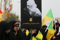 イラクの首都バグダッドで、イラン革命防衛隊のガセム・ソレイマニ司令官と人民動員隊のアブ・マフディ・ムハンディス副司令官の葬列に加わった、人民動員隊や親イラン派武装組織「神の党旅団（カタイブ・ヒズボラ）」の支持者ら（2020年1月4日撮影）。(c)AFP/Ahmad AL-RUBAYE