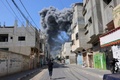 イスラエル軍に空爆されるパレスチナ自治区ガザ地区南部ラファ（2023年10月11日撮影）。(c)SAID KHATIB / AFP