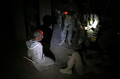 2007年8月31日、イラクの首都バグダッド（Baghdad）で、一時的に拘束したイラク人男性を尋問する米軍兵。(c)AFP/DAVID FURST