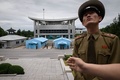 南北軍事境界線の北朝鮮側の板門店付近でAFPの取材に応じる朝鮮人民軍の中佐（2018年6月11日撮影）。(c)AFP PHOTO / Ed JONES