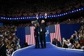 米大統領選の民主党候補、カマラ・ハリス副大統領と副大統領候補のティム・ワルツ・ミネソタ州知事。フィラデルフィアで（2024年8月6日撮影）。(c)MATTHEW HATCHER / AFP