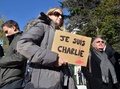 都内の駐日フランス大使公邸で、仏風刺週刊紙シャルリー・エブド（Charlie Hebdo）本社襲撃事件の追悼集会に「私はシャルリー」のプラカードを手に参加した在日フランス人女性（2015年1月8日撮影）。(c)AFP/Yoshikazu TSUNO