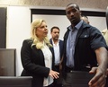 エルサレムの治安判事裁判所に出廷したイスラエル首相夫人のサラ・ネタニヤフ被告（左、2019年6月16日撮影）。(c)DEBBIE HILL / AFP