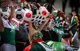 W杯開催まであとわずか メキシコ市で世界最大の「ウェーブ」に挑戦