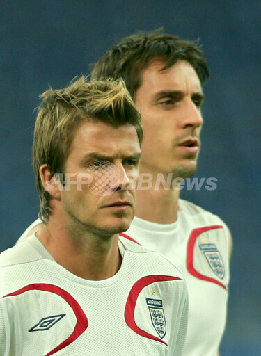 引退発表のベッカムにネビル氏、「最高のMFだった」 写真1枚 国際