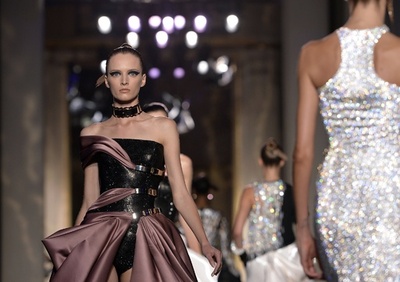 深いスリットとシアーな素材で官能的なスタイルを提案、「アトリエ ヴェルサーチ」14/15年秋冬オートクチュール