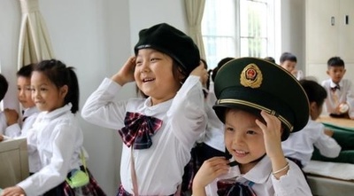 国防教育を受けるかわいい幼稚園児たち、中国・広西