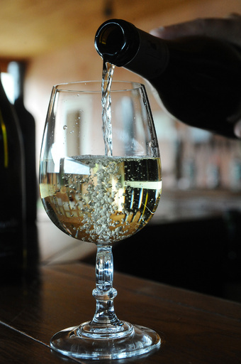 適量の飲酒も体に良くない？ 定説に疑問 研究