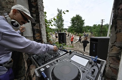 クラブ音楽に合わせがれき撤去 若者の復興支援 ウクライナ