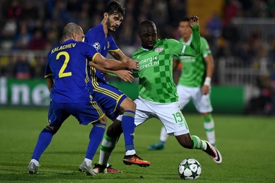 試合中にバナナ投げ人種差別、ロシア側は問題軽視 欧州CL