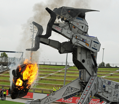 炎を吐く「ロボザウルス」、シドニーのイベントに来襲