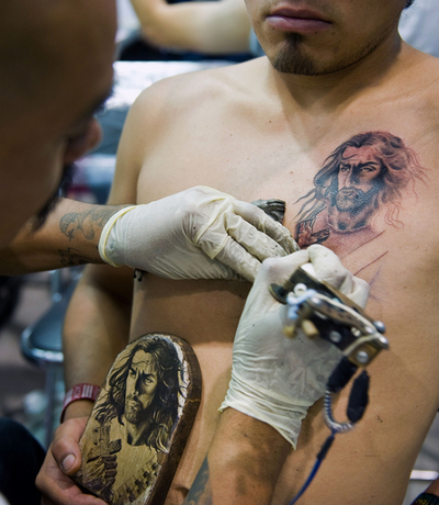 国際タトゥー大会、彫り師が腕前を披露