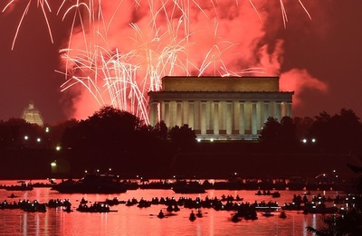米独立記念日、盛大な花火で祝賀