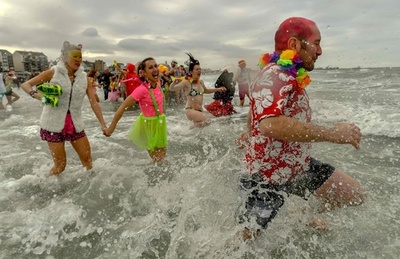 どのくらい冷たい…？ 新年恒例の寒中水泳 欧州