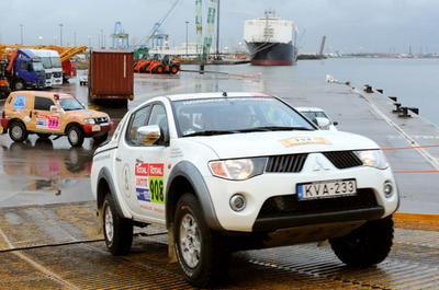 出場車両がアルゼンチンへ向け出発、ダカールラリー
