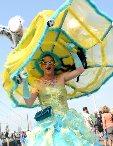 ドイツで華やかにゲイプライドパレード