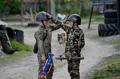 夢は兵士になること 「戦争ごっこ」で遊ぶウクライナの子どもたち