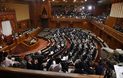 安保法案が参院本会議で可決、成立