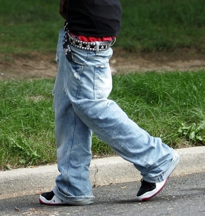 「腰パン禁止令」は人権侵害、英裁判所