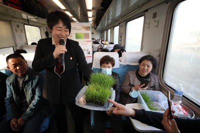 「田植え専用列車」で農業技術教室を開講 中国・黒竜江省