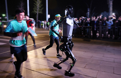中国のヒューマノイドロボット市場 世界全体の約半分に