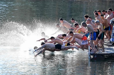 十字架めがけて冷たい水の中へ、各地で祝う公現祭