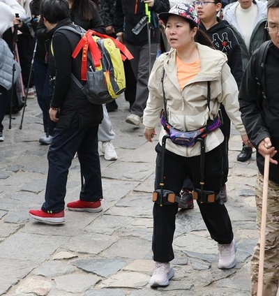 外骨格ロボットが観光地で人気 関連企業の株価も急上昇 中国