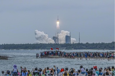中国の宇宙ステーションで宇宙飛行士が活動開始 将来は各国の協力拠点に