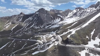 動画:中国・新疆伊昭道路が通行再開 自然の絶景が観光客魅了
