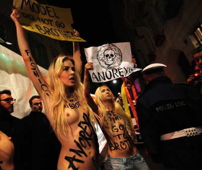 FEMEN、今度はファッションショーで抗議