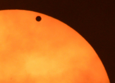世界各地で「金星の太陽面通過」