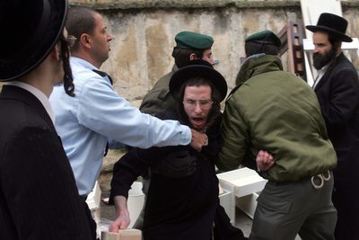 ユダヤ教超正統派の居住区で強制退去、住民たちは激しく抵抗 - イスラエル