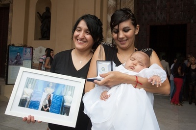 アルゼンチン大統領、同性婚カップルの娘のゴッドマザーに