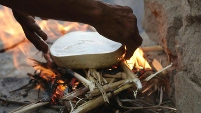 祖父や父から受け継いだ伝統の味、イエメンの薫製チーズ