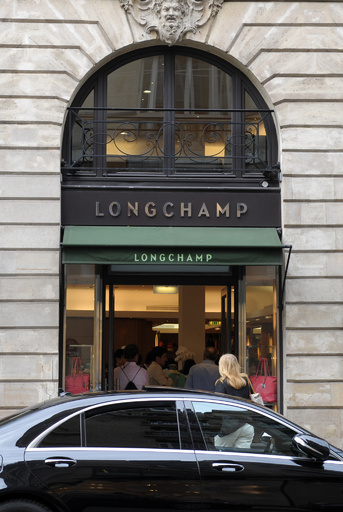 「ロンシャン」、シャンゼリゼ通りに旗艦店オープン