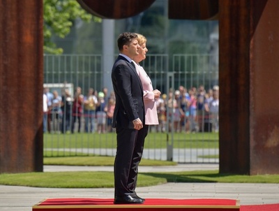 メルケル首相、日中の式典でふらつく 健康不安は笑顔で否定