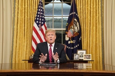 トランプ米大統領、国民に向け演説 対メキシコ国境「人道上、治安上の危機」