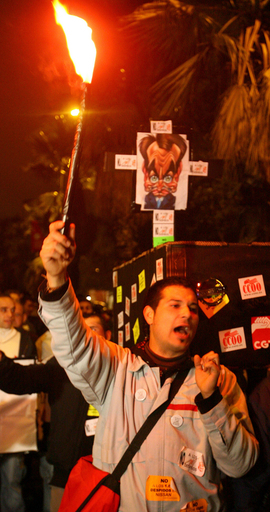 日産バルセロナ工場の人員削減に抗議、卵投げつけ大規模デモ