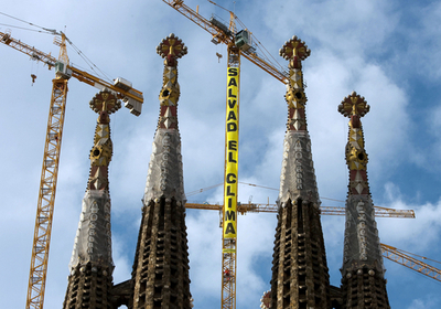 グリーンピース、サグラダ・ファミリアで気候問題訴え抗議活動