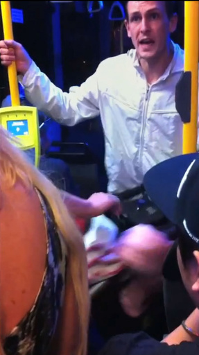 「英語を話さないなら死ね」、豪バスで歌ったフランス人女性に乗客が暴言