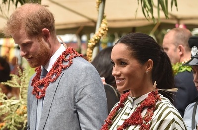 ヘンリー英王子とメーガン妃、トンガでおそろいのスカート姿披露