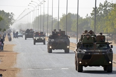 仏軍のマリ撤退「4月末から」、仏首相