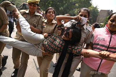 選管委員長の辞任要求デモ前に数千人拘束、インド「ゴキブリ党」発表