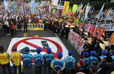 台北で反格差デモ、機動隊に卵投げる