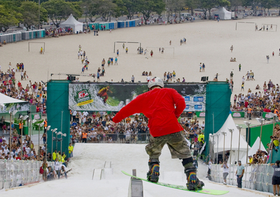 ブラジルでスノーボード！？PR用に人工雪使用の特設斜面が登場