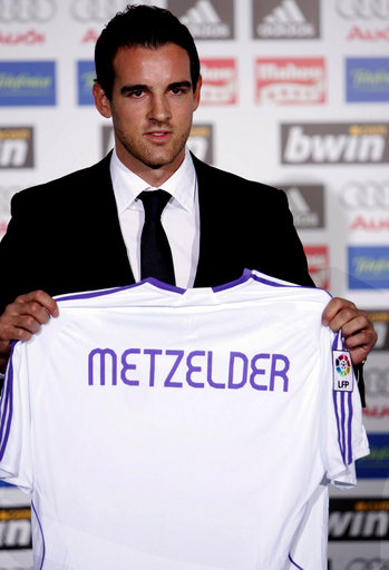 メッツェルダー サンチャゴ・ベルナベウでの入団会見に臨む