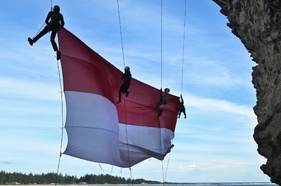 【今日の1枚】断崖で国旗掲揚 インドネシア