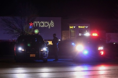 米ウィスコンシン州のショッピングモールで銃撃、8人負傷 犯人逃走中